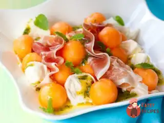 Салат з динею, прошутто, козячим сиром та кедровими горішками