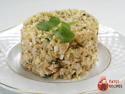 Салат з куркою, ананасом та волоськими горіхами