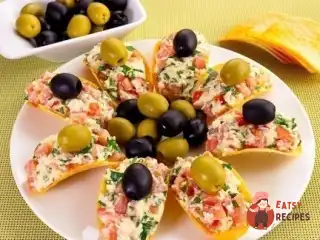 Сирна закуска з помідорами та часником на чіпсах