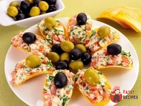 Сирна закуска з помідорами та часником на чіпсах