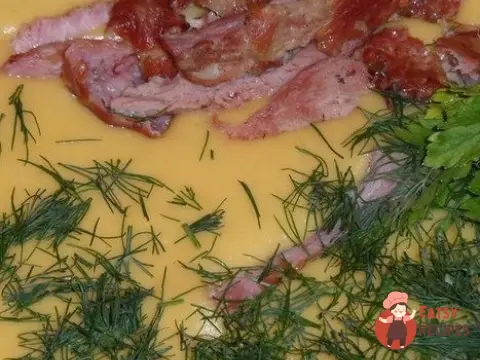 Сирний суп із копченими ребрами