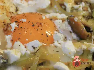 Яєчня з мідіями та фетою