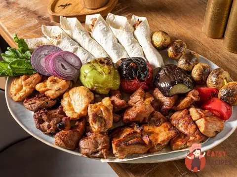 Асорті шашликів із соусом сацебелі
