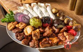 Асорті Шашликів Із Соусом Сацебелі