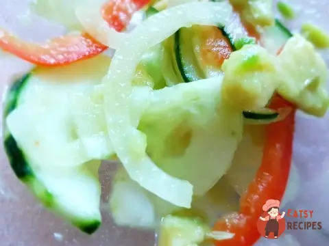 Салат з огірками та авокадо