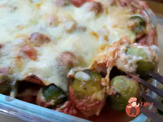 Брюссельська капуста, запечена в томатному соусі з сиром