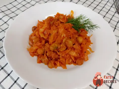Тушкована капуста з грибами