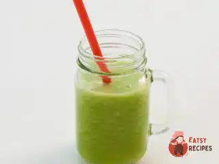 Зелений смузі зі шпинатом та ананасом