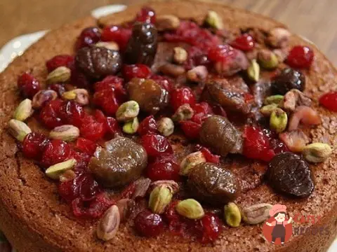 Каштановий пиріг з мигдалем, журавлиною та фісташками