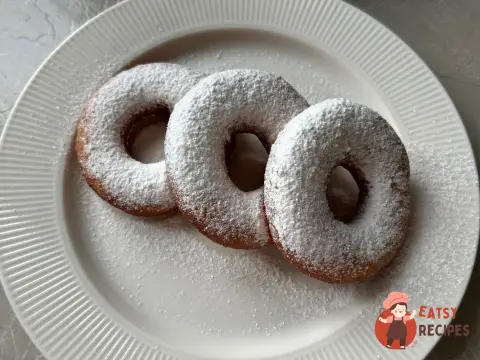 Пончики із цукровою пудрою