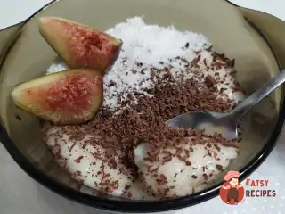 Кокосовий пудинг із манної крупи на рослинному молоці