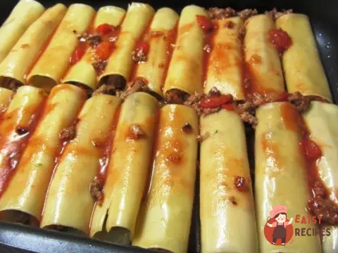 Каннеллоні з соусом болоньєзе