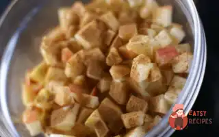 Яблука З Корицею Та Горіхами Для Млинців Або Штруделю