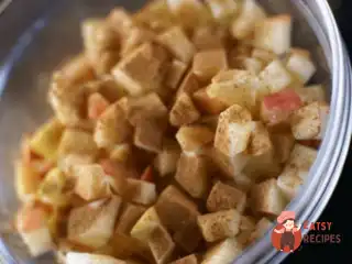 Яблука з корицею та горіхами для млинців або штруделю