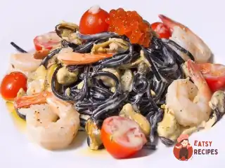 Паста з чорнилом каракатиці з морепродуктами у вершковому соусі