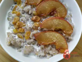 Перлова каша зі вершками, родзинками та грушею в карамелі