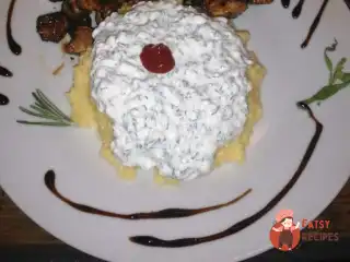 Полента з сирним соусом та зеленню