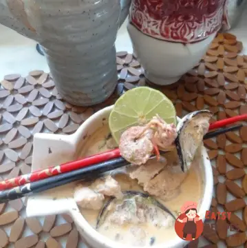 Cуп том-ям з баклажанами, куркою та морепродуктами