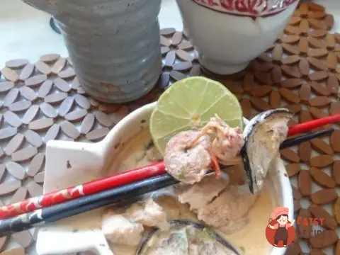 Cуп том-ям з баклажанами, куркою та морепродуктами