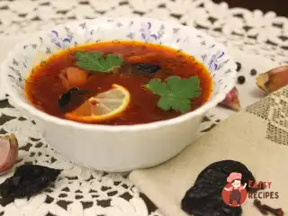 Борщ із чорносливом та лимоном