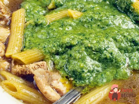 Суп з макаронами та песто