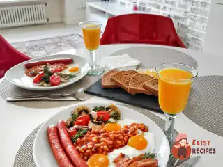 Англійський сніданок з печерицями