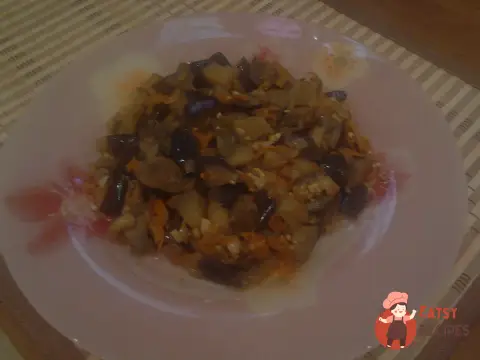 Баклажани з цибулею та морквою