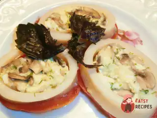 Кальмар, фарширований грибами, яйцем та сиром