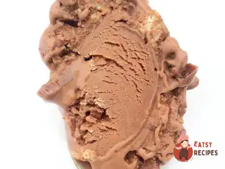 Морозиво з молочним шоколадом та цукерками KitKat