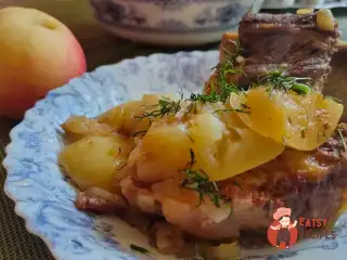 Яловичі ребра, тушковані з цибулею та яблуками