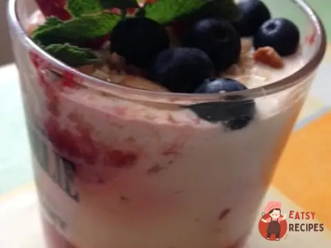 Полуничний десерт з сиром, ваніллю та кеш'ю