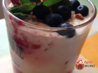 Полуничний десерт з сиром, ваніллю та кеш'ю