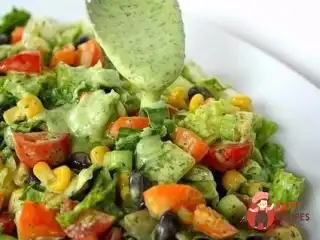 Овочевий фітнес-салат із соусом з авокадо