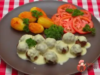М'ясні кульки з яловичого фаршу під вершковим соусом