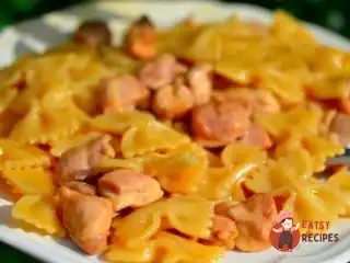 Паста фарфалле з куркою та медом