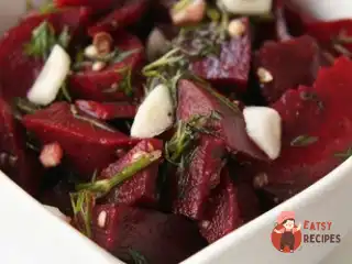 Теплий салат із запеченого буряка з кропом