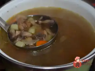 Грибний суп з картоплею та зеленню
