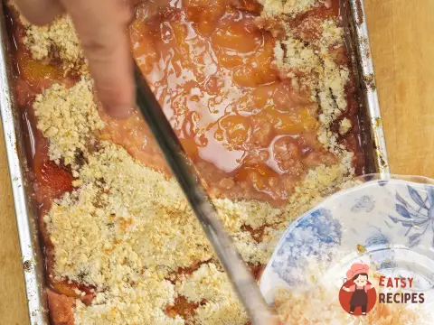Крамбл зі сливи
