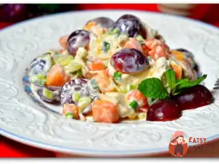 Курячий салат з фруктами, горіхами та родзинками