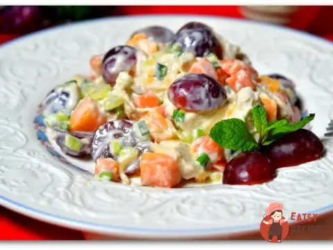 Курячий салат з фруктами, горіхами та родзинками
