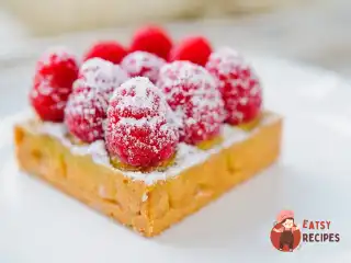 Тарталетка з малиною та фісташковим фланом