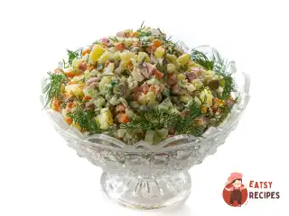 Класичний олів'є з ковбасою та свіжими огірками