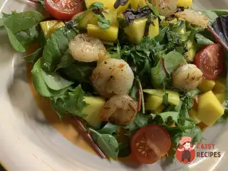 Зелений салат з креветками та манго