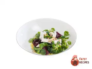 Салат з буряка з козиним сиром та медовою заправкою