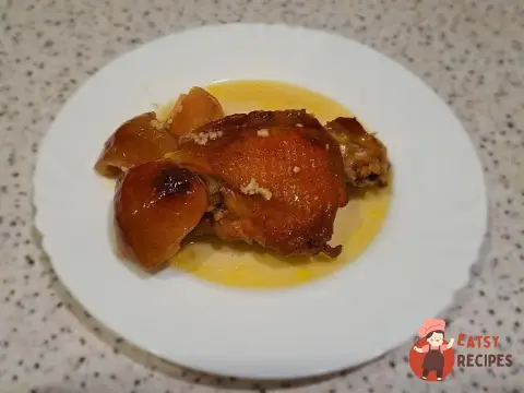 Курка з яблуками в духовці
