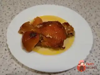 Курка з яблуками в духовці