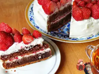 Шоколадний торт з полуницею та кремом з маскарпоне