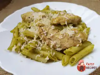 Макарони з куркою та соусом песто