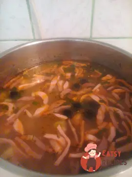 Солянка з ковбасою