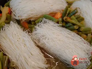 Крок 10: Фунчоза із зеленою квасолею, солодким перцем та помідорами